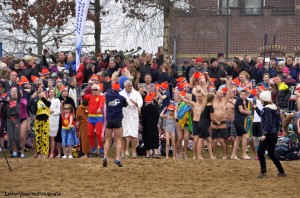 20170101 NieuwjaarsduikHoutenEstherVerwimpbewerkt (39)